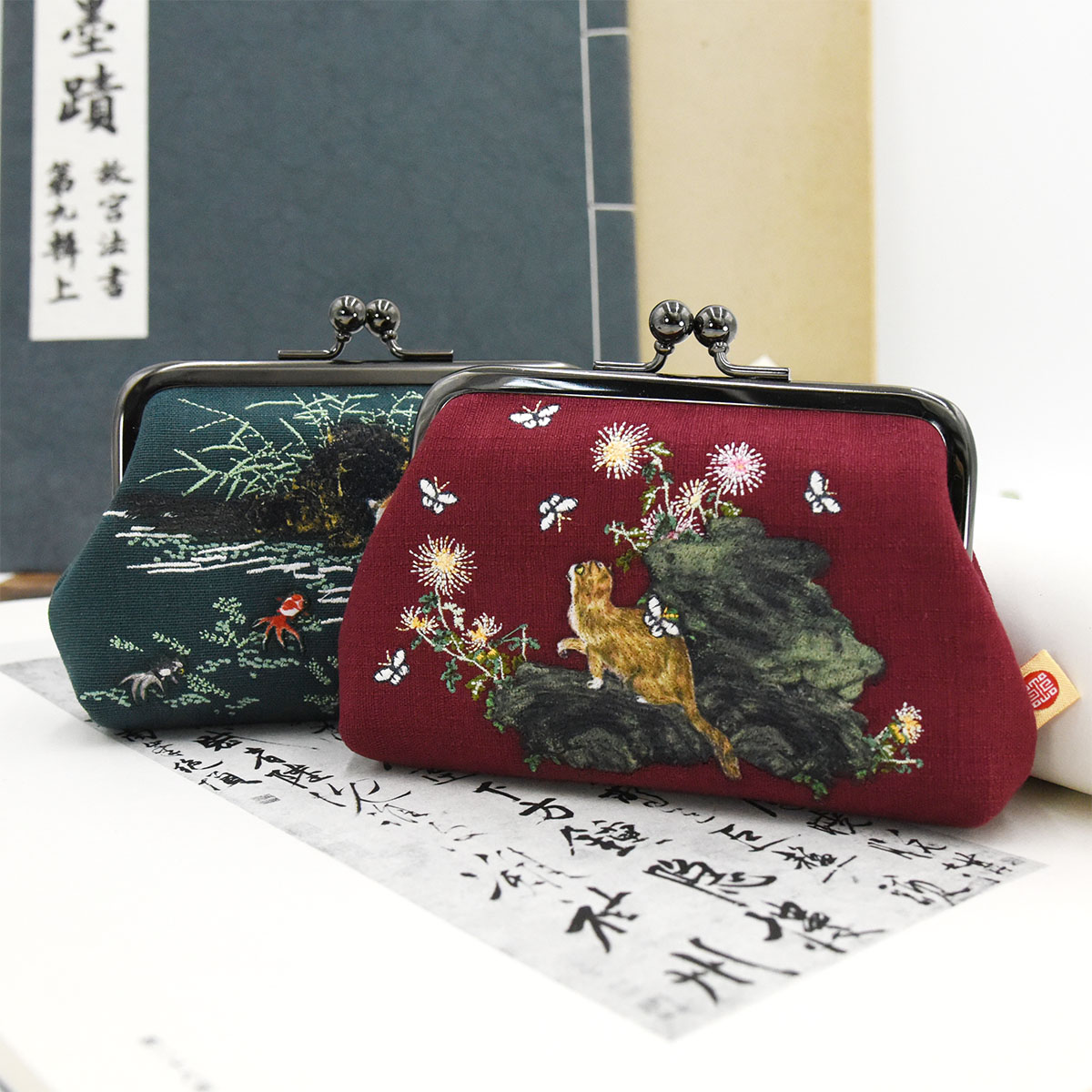 故宮精品網路商城- 菊花貍奴刺繡口金包