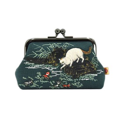 Product info: 貍奴魚藻刺繡口金包