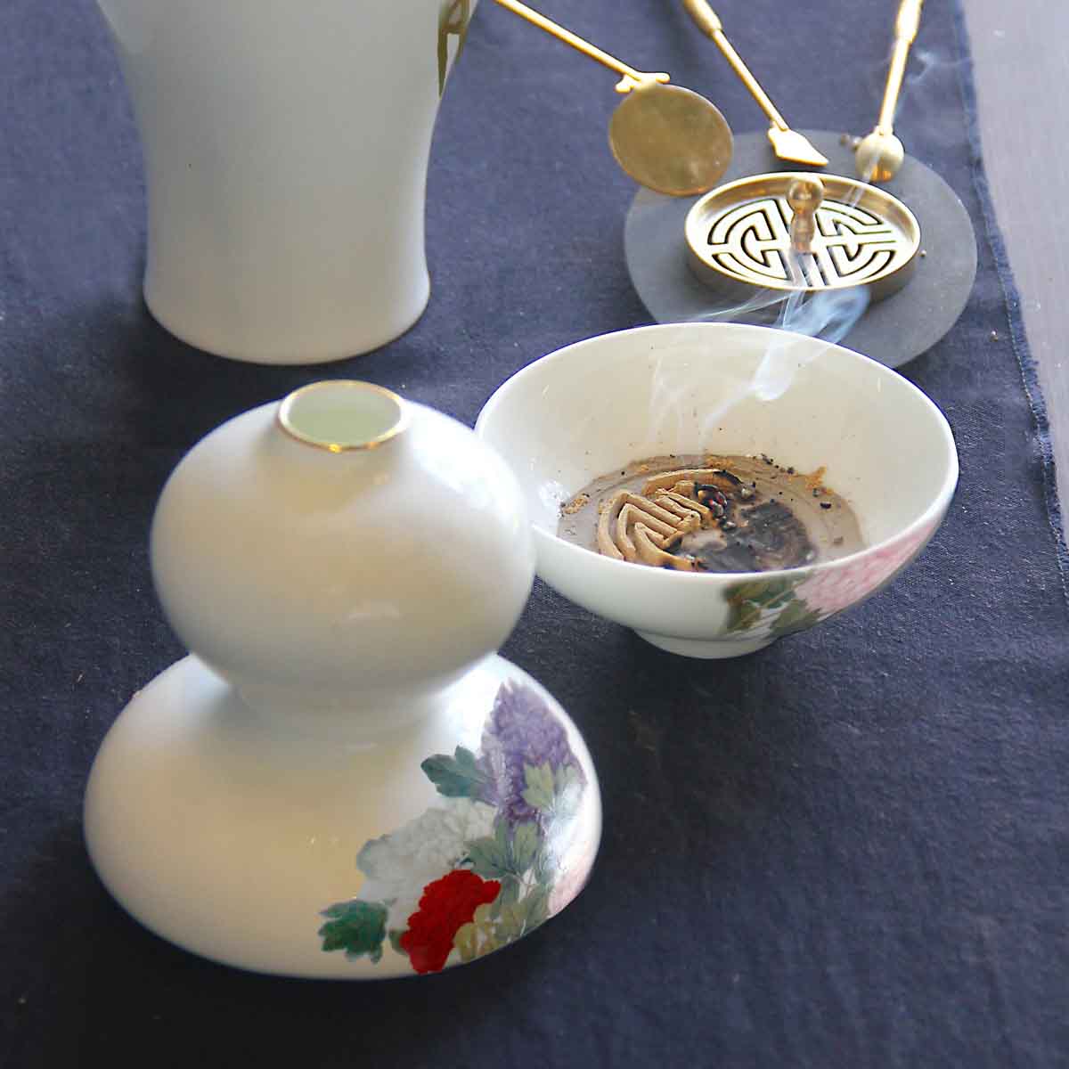 故宮精品網路商城- 文人三雅牡丹壺杯禮盒組(香具茶器花器)