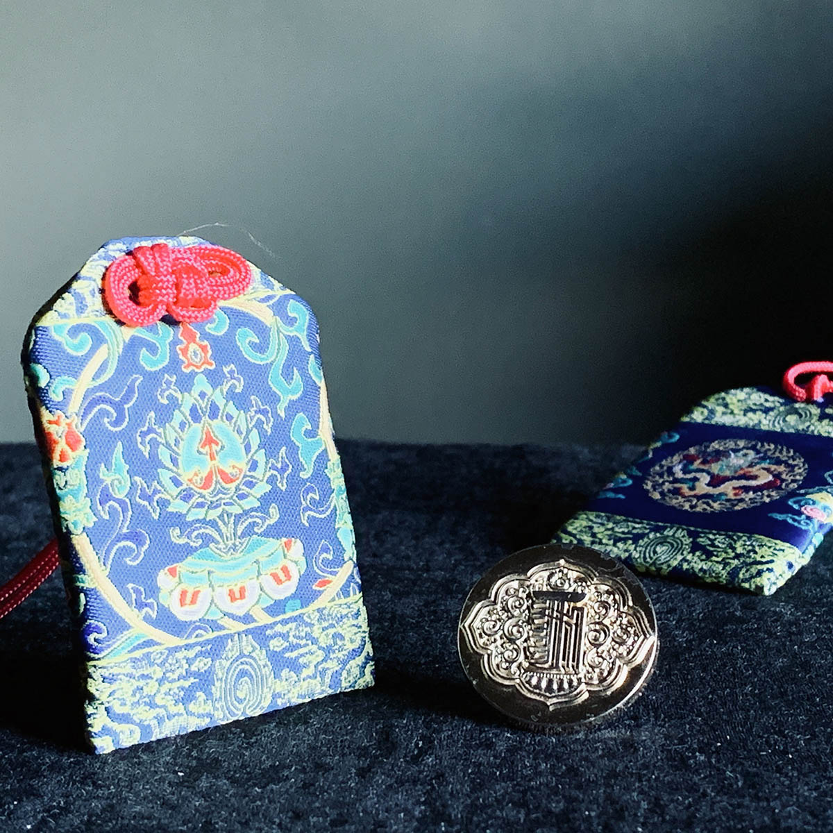 故宮精品網路商城- 【龍藏萬福】八吉祥刺繡平安符‧妙蓮(藍)