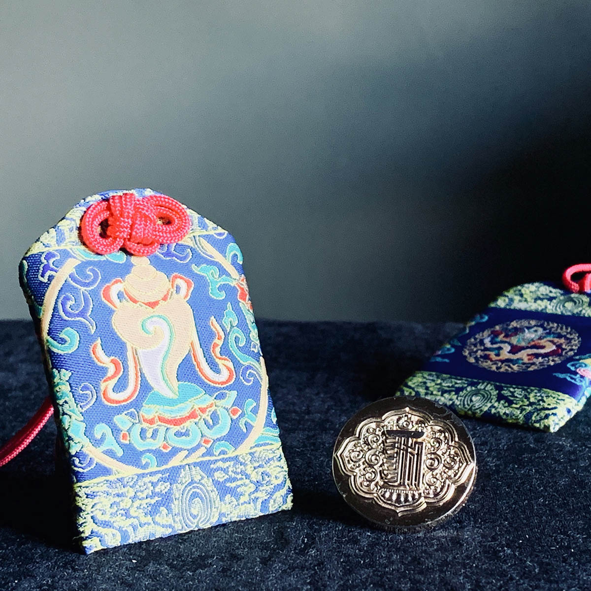 藏传 仏教 仪式用 龍号角 故宮精品網路商城- 【龍藏萬福】刺繡平安符勝利幢-白
