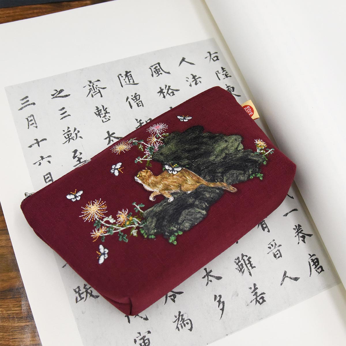 故宮精品網路商城- 菊花貍奴刺繡化妝包