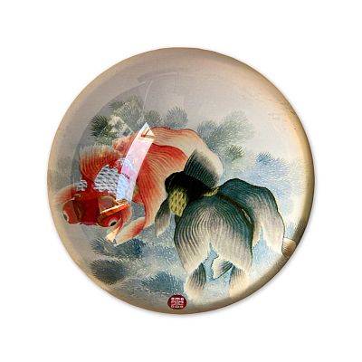 Product info: 故宮紙鎮金魚圖