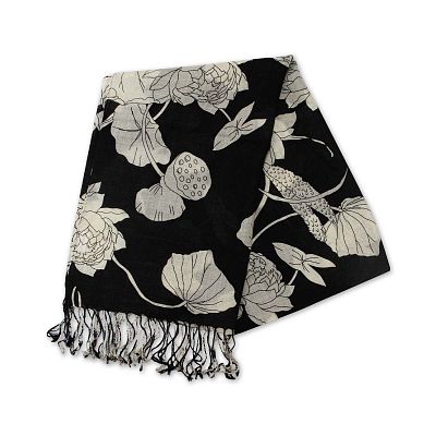 Product info: 聚瑞圖攀花羊毛圍巾 180x54 cm