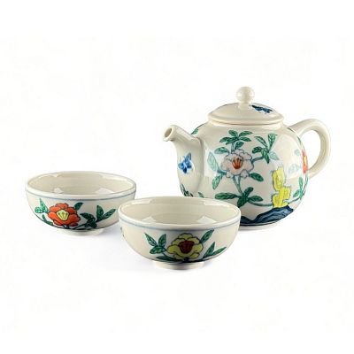 Product info: 青花鬥彩花蝶壺組