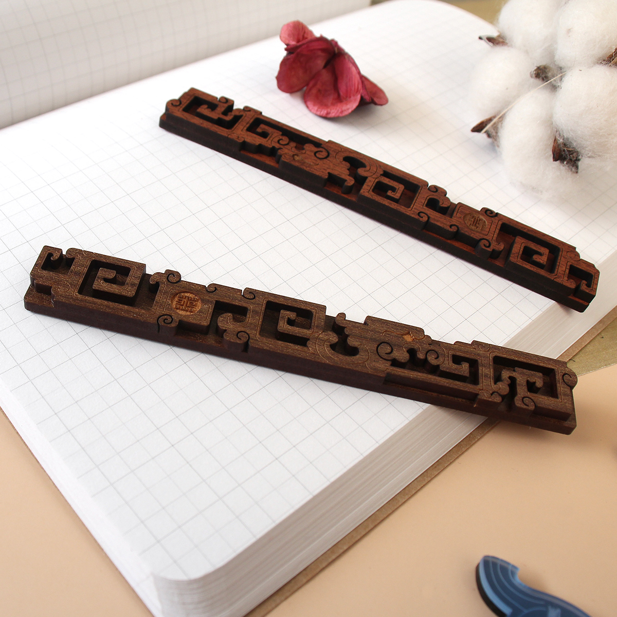 故宮精品網路商城- 螭龍紋造型磁鐵(紅木)