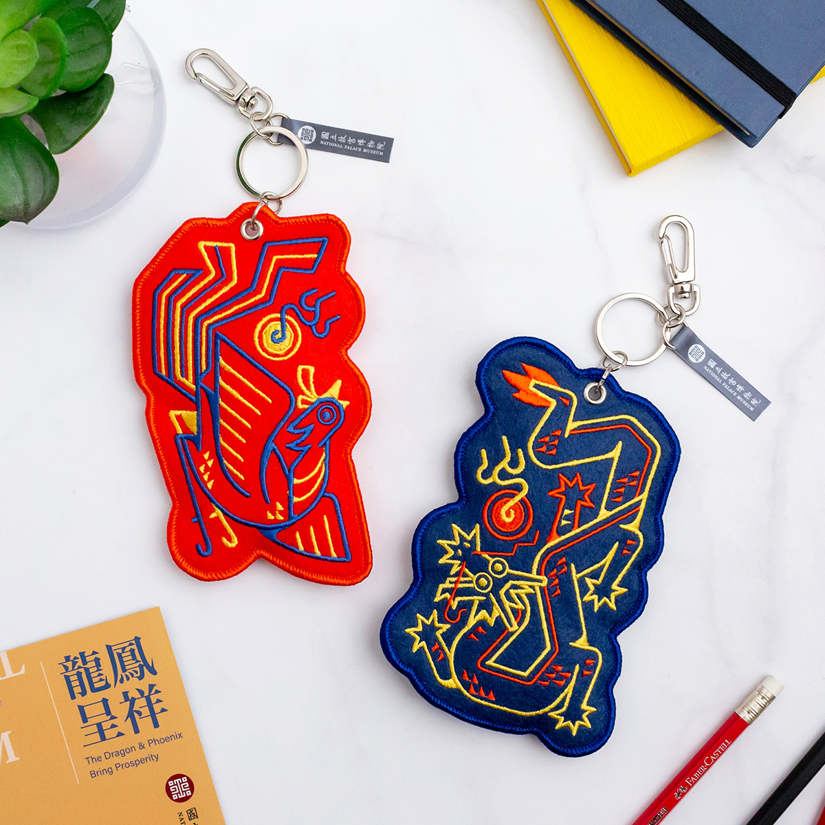 故宮精品網路商城- 龍鳳呈祥—龍刺繡吊飾/鑰匙圈藍