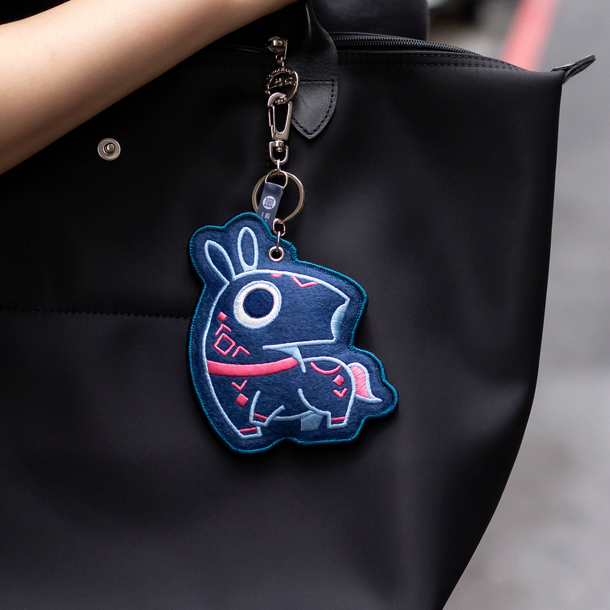 故宮精品網路商城- 安富尊榮- 犧尊犧墨墨刺繡吊飾藍