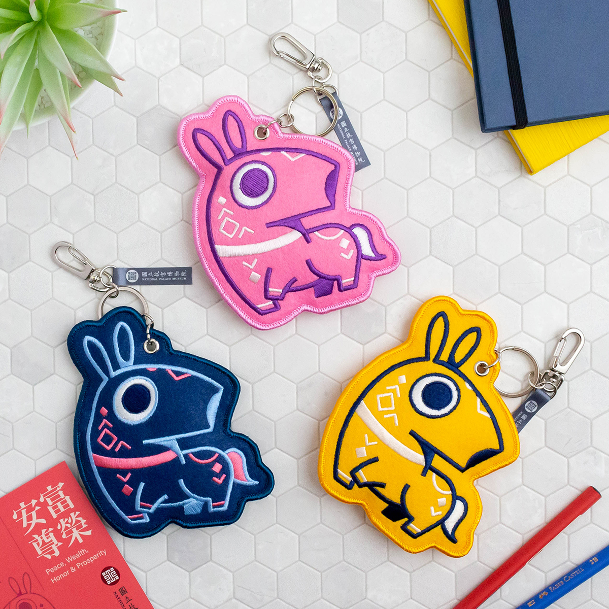 故宮精品網路商城- 安富尊榮- 犧尊犧墨墨刺繡吊飾藍
