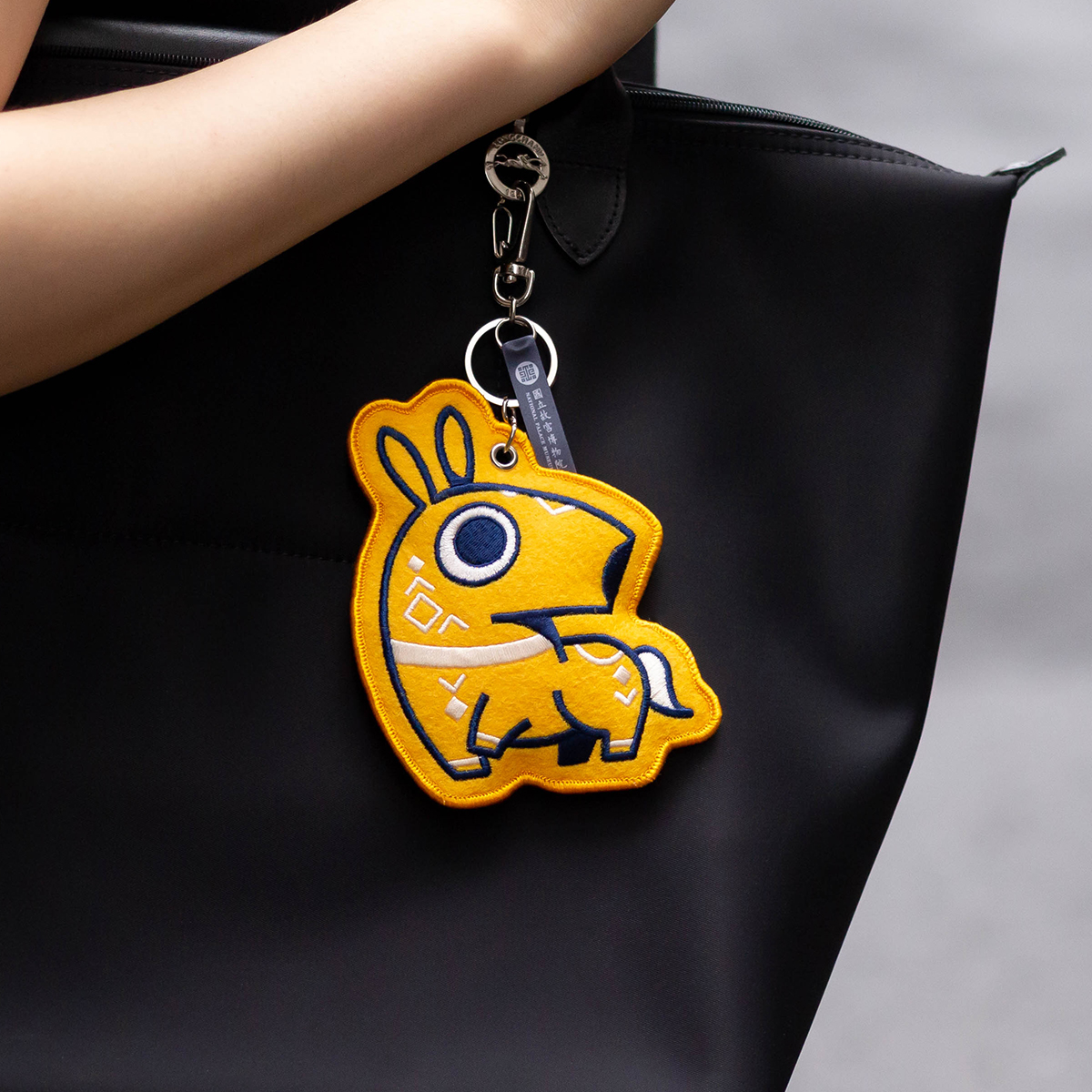 故宮精品網路商城- 安富尊榮- 犧尊犧墨墨刺繡吊飾黃
