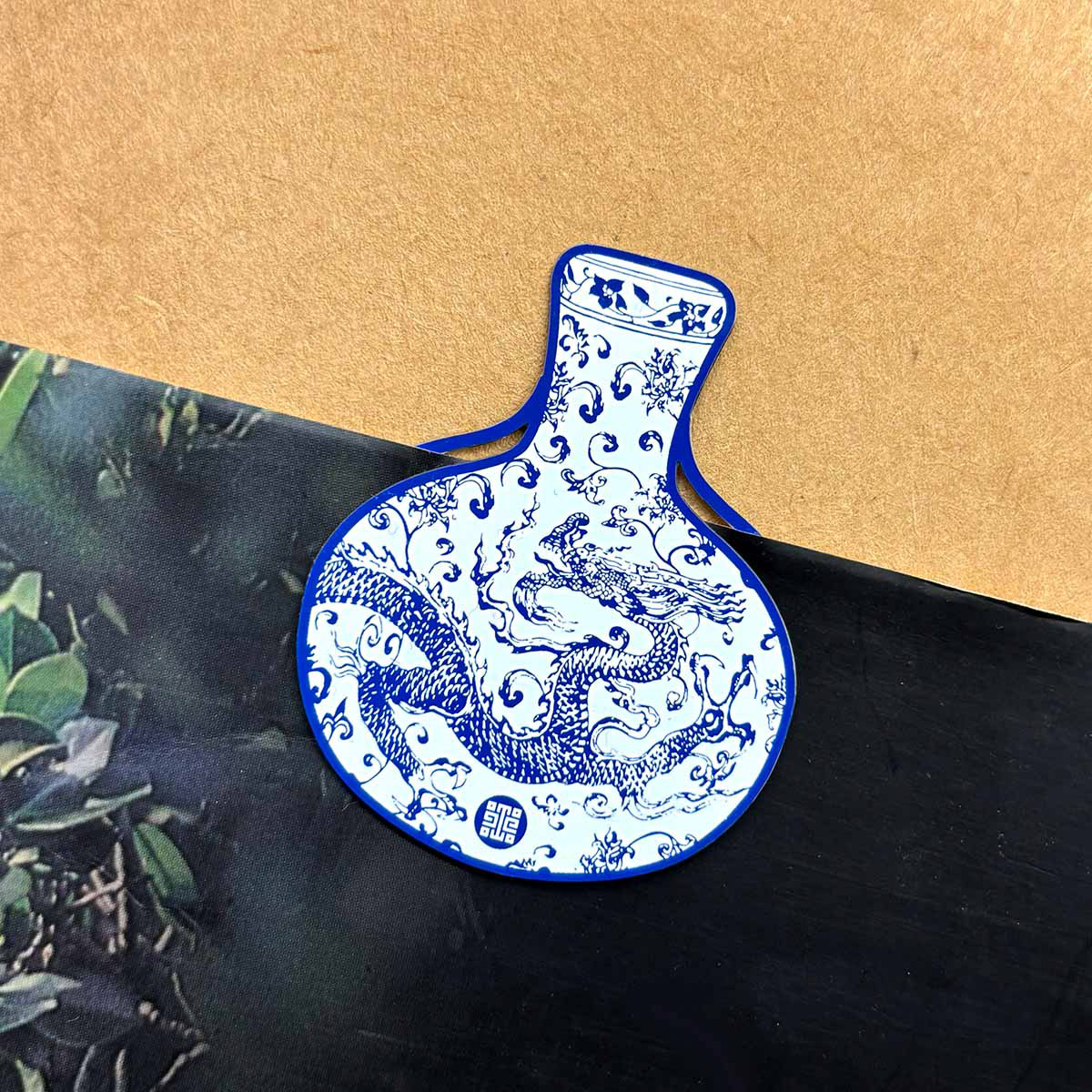 故宮精品網路商城- 青花龍紋天球瓶書籤