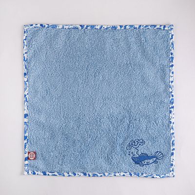 Product info: 蓮塘魚藻方巾(群青)