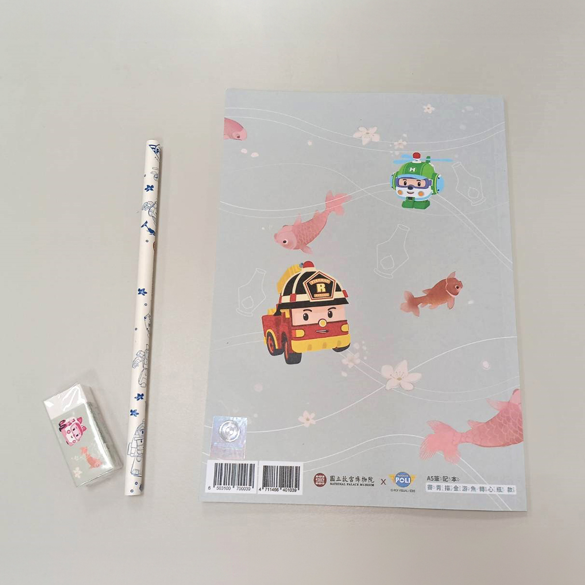 故宮精品網路商城- 霽青描金游魚轉心瓶A5筆記本組合包鉛筆及橡皮擦