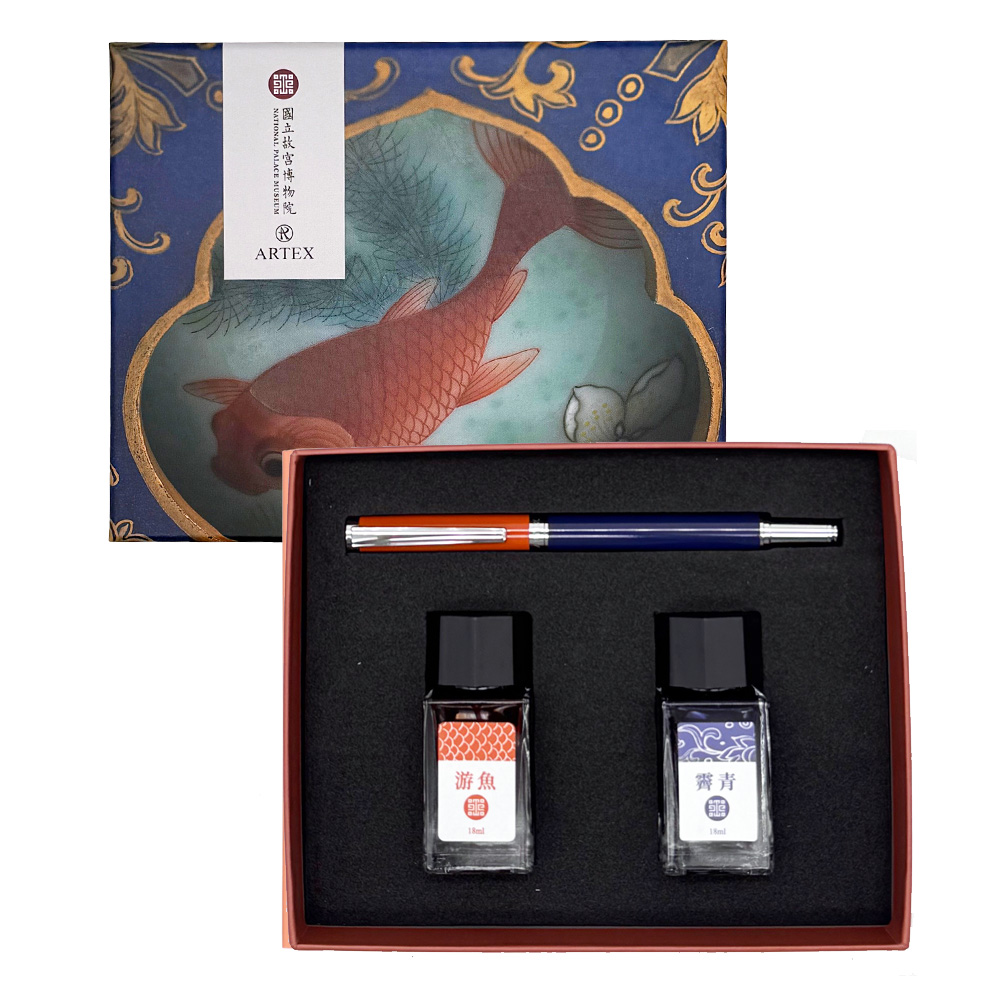 故宮精品網路商城- 釉色筆墨組霽青游魚轉心瓶