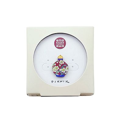 Product info: 紅地白梅鼻煙壺別針